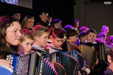 Veliki koncert Glasbene šole Rošer navdušil polno dvorano v Kotljah (10)